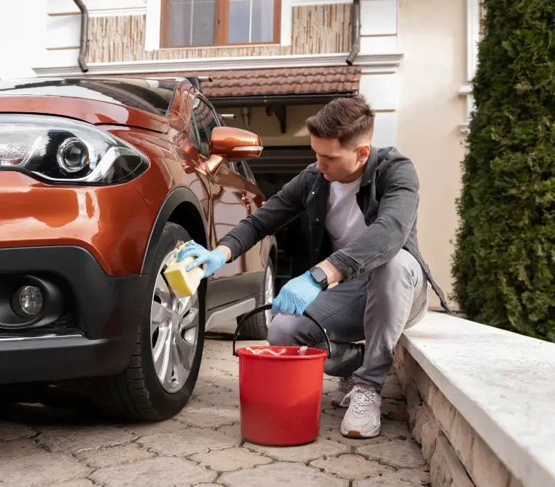 Lavage auto à domicile Meslay-le-Grenet : professionnel intervenant sur un véhicule